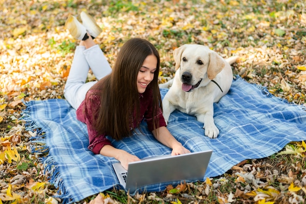 Mujer sonriente con lindo labrador