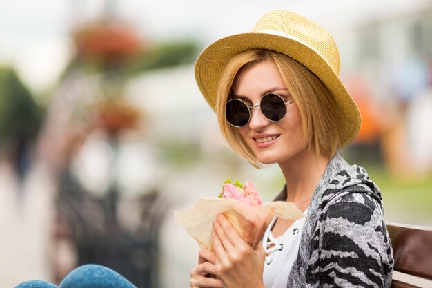 Mujer sonriente lista para tomar un bocado