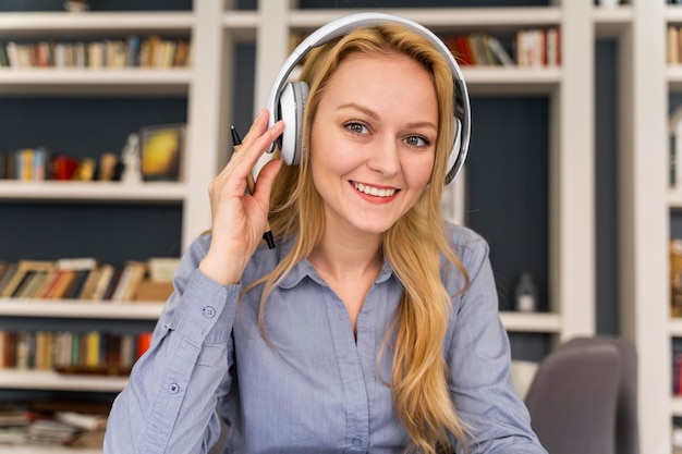 Foto gratuita mujer sonriente, llevando, auriculares