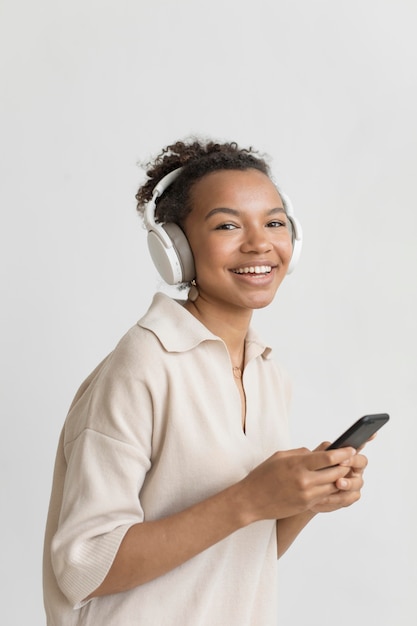 Mujer sonriente, llevando, auriculares