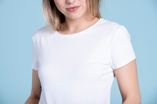 mujer sonriente, llevando, camisa blanca