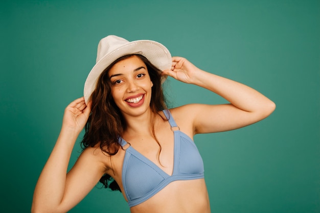 Mujer sonriente llevando sombrero