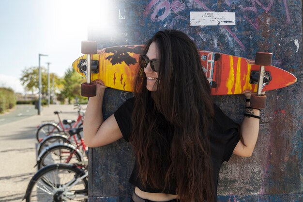 Mujer sonriente con longboard