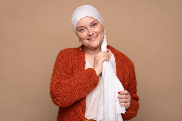 Mujer sonriente luchando contra el cáncer de mama