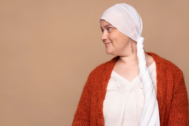 Mujer sonriente luchando contra el cáncer de mama