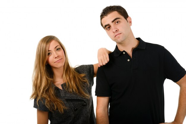 Mujer sonriente con la mano sobre el hombro de su novio