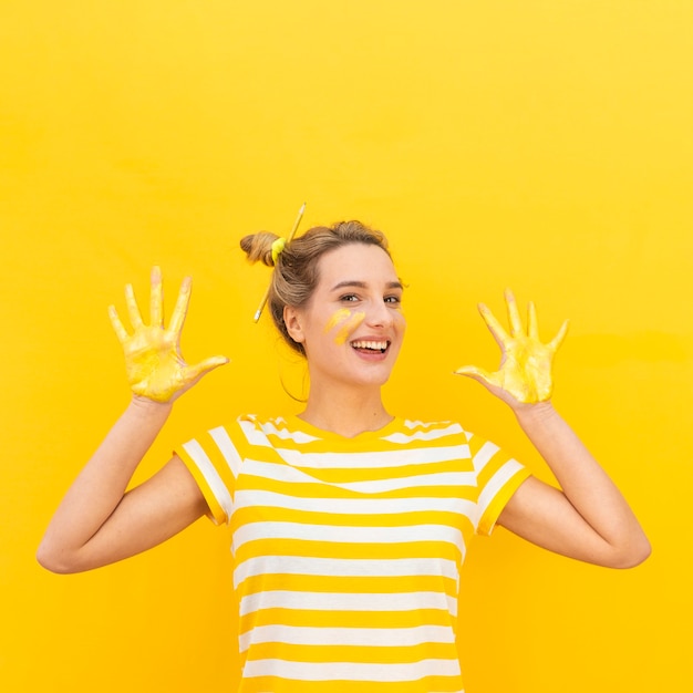 Mujer sonriente con manos pintadas