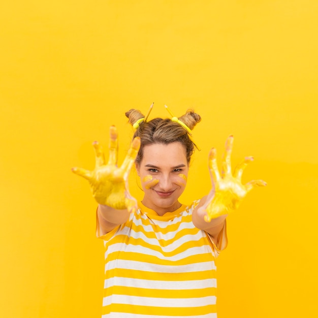 Mujer sonriente con manos pintadas