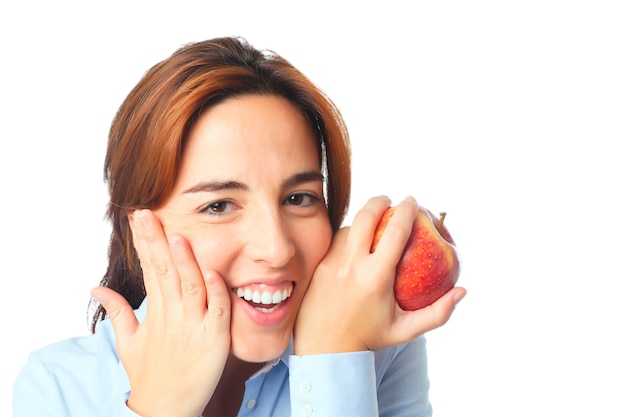 Foto gratuita mujer sonriente con una manzana roja