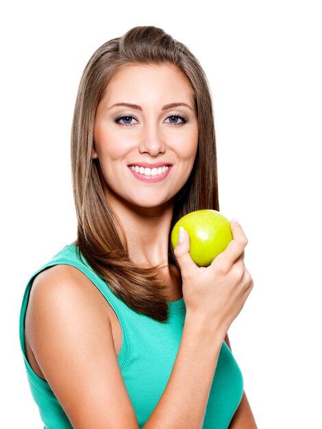 mujer sonriente con manzana verde
