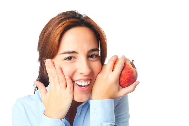 mujer sonriente con una manzana