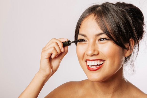 Mujer sonriente y maquillaje de ojos