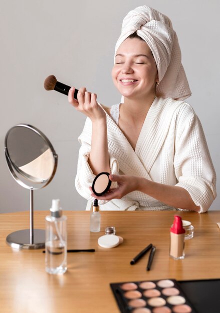 Mujer sonriente maquillaje