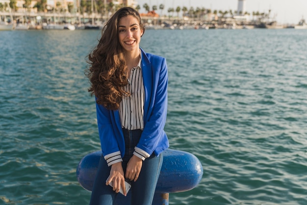 Mujer sonriente con el mar de fondo