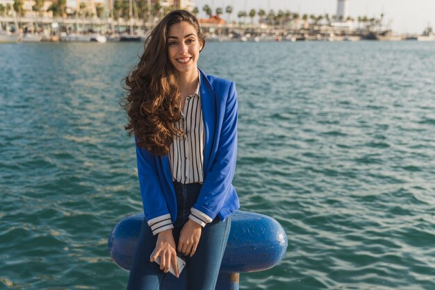 Mujer sonriente con el mar de fondo