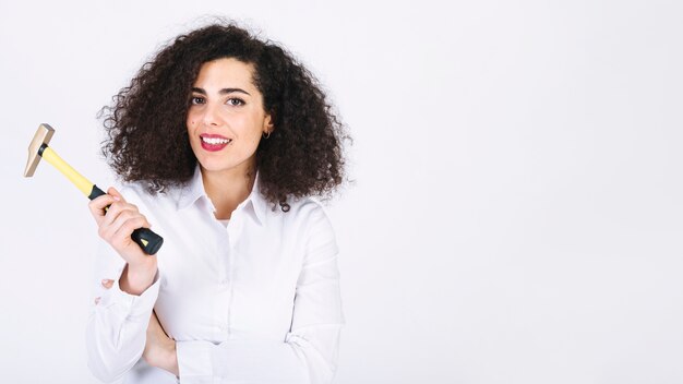 Mujer sonriente con martillo