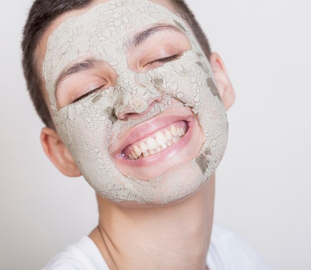 Mujer sonriente con mascarilla