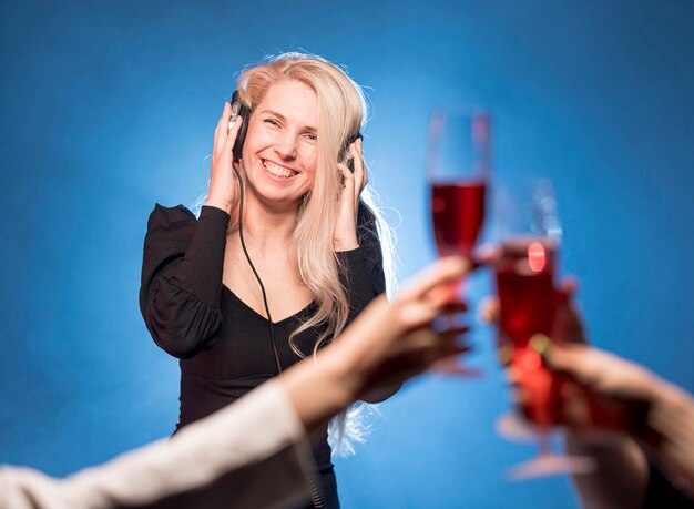 Mujer sonriente mezclando música para fiesta