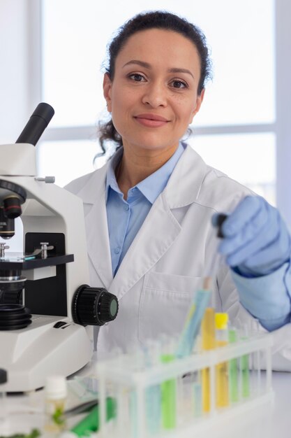 Mujer sonriente con microscopio