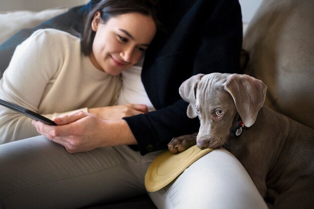 Mujer sonriente mirando al perro