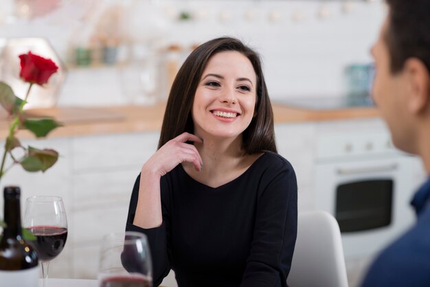 Foto gratuita mujer sonriente mirando a su esposo