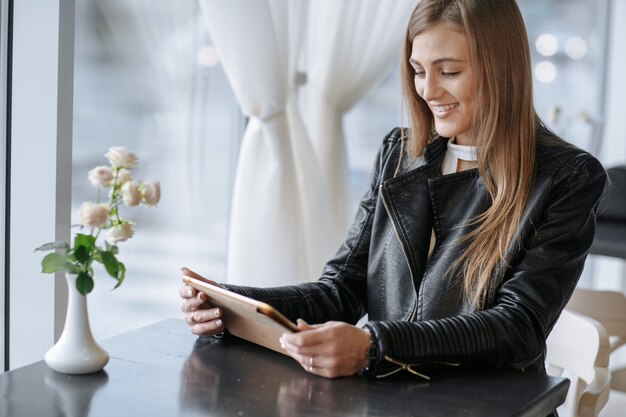 Mujer sonriente mirando una tablet