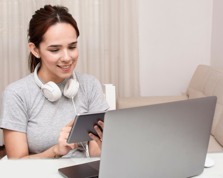 Foto gratuito mujer sonriente mirando tableta