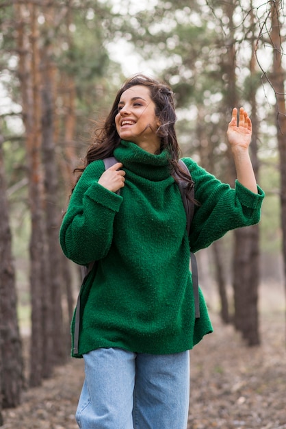 Mujer sonriente con mochila