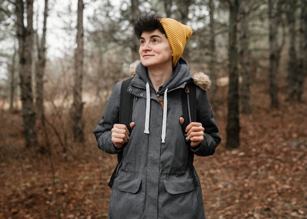 Foto gratuita mujer sonriente con mochila