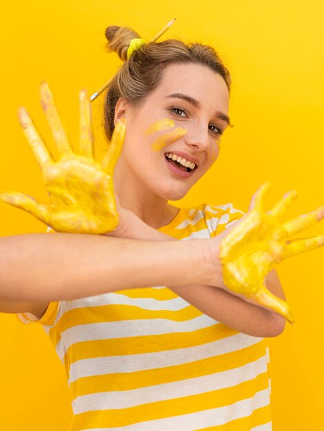 Foto gratuita mujer sonriente mostrando sus palmas