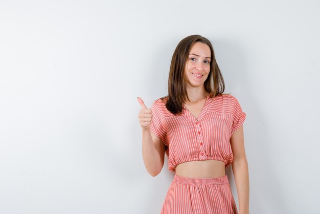 La mujer sonriente muestra un gesto perfecto en el fondo blanco