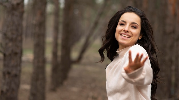 Mujer sonriente en la naturaleza