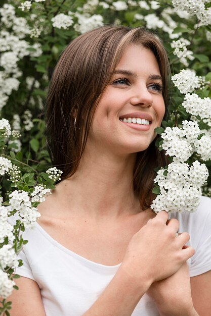 Mujer sonriente en la naturaleza