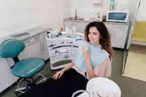 Foto gratuita mujer sonriente en la oficina del dentista