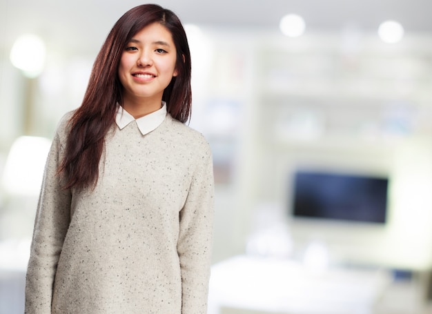 Mujer sonriente en una oficina