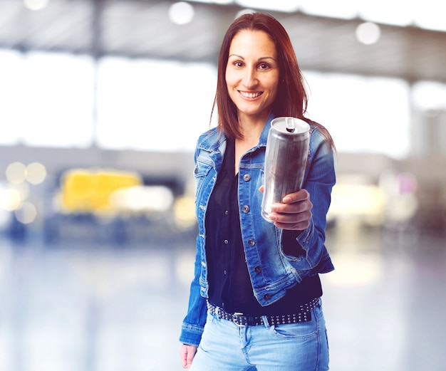 Foto gratuita mujer sonriente ofreciendo una lata