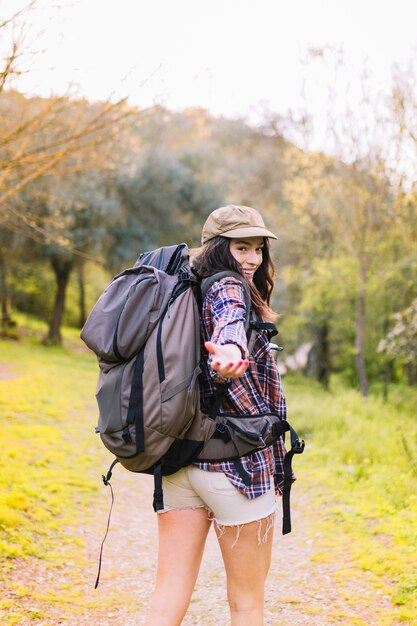 Mujer sonriente ofreciendo seguirla