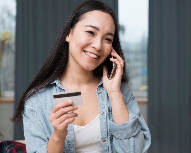 Mujer sonriente ordenando en línea desde su teléfono inteligente