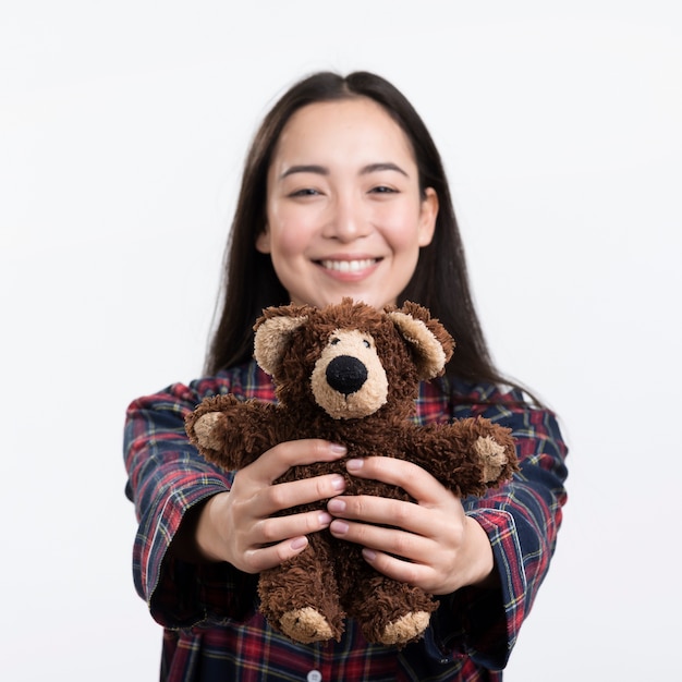 Foto gratuita mujer sonriente con oso de peluche