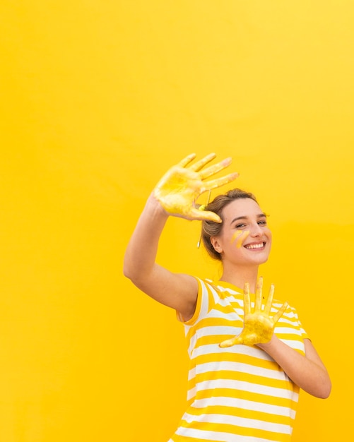 Mujer sonriente con palmas pintadas