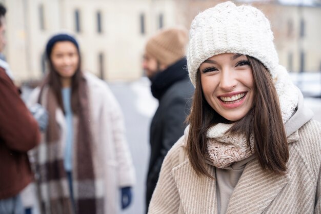 Mujer sonriente pasando tiempo con sus amigos después de una larga reunión