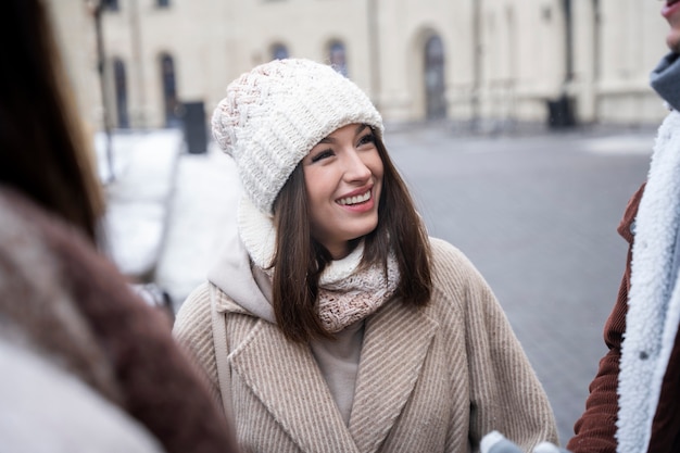 Foto gratuita mujer sonriente pasando tiempo con sus amigos después de una larga reunión