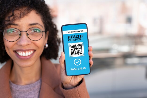 Mujer sonriente con pasaporte de vacunación