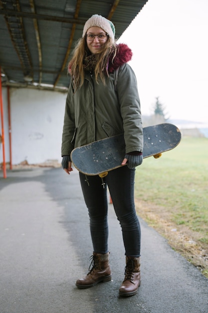 Mujer sonriente con patín