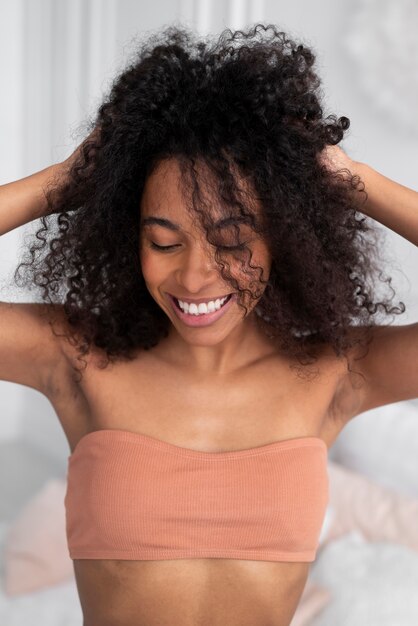 Mujer sonriente con pelo afro de cerca