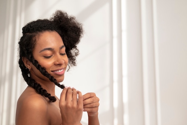 Mujer sonriente con pelo afro de cerca