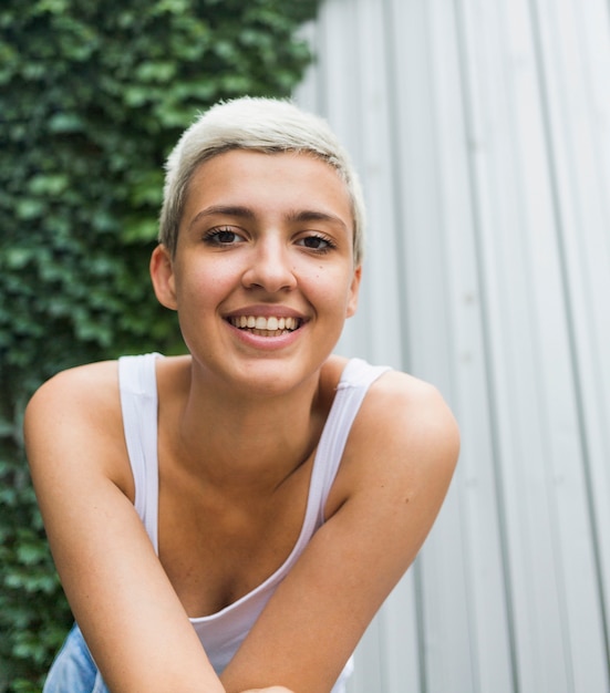 Mujer sonriente con el pelo corto