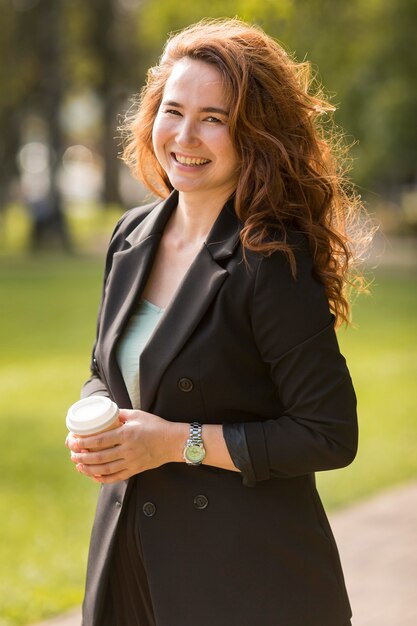 Mujer sonriente con pelo rizado posando