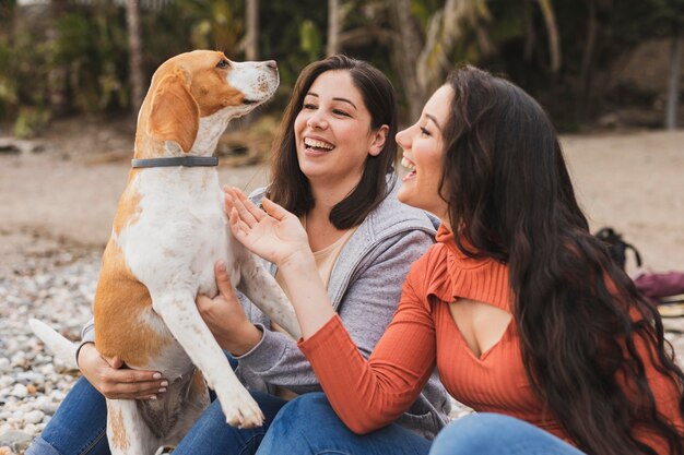 Mujer sonriente con perro