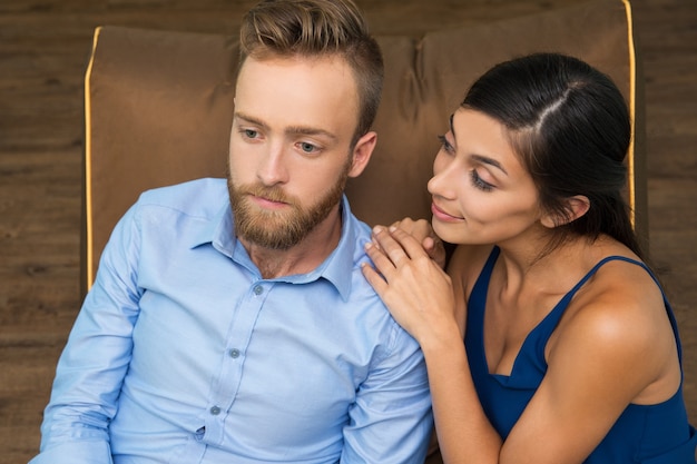 Foto gratuita mujer sonriente pidiendo hombre pensativo sobre algo